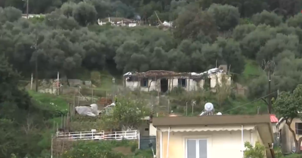 Αποκολλήθηκε βράχος 40 τόνων στο Κατάκολο - Κινδυνεύουν σπίτια [βίντεο]